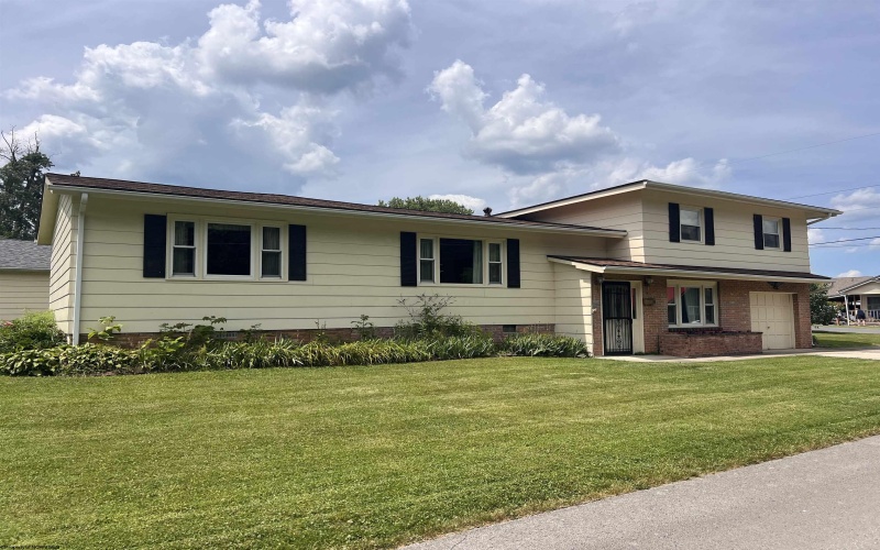 201 Alexander Avenue, Elkins, West Virginia 26241, 3 Bedrooms Bedrooms, 9 Rooms Rooms,1 BathroomBathrooms,Single Family Detached,For Sale,Alexander,10165258