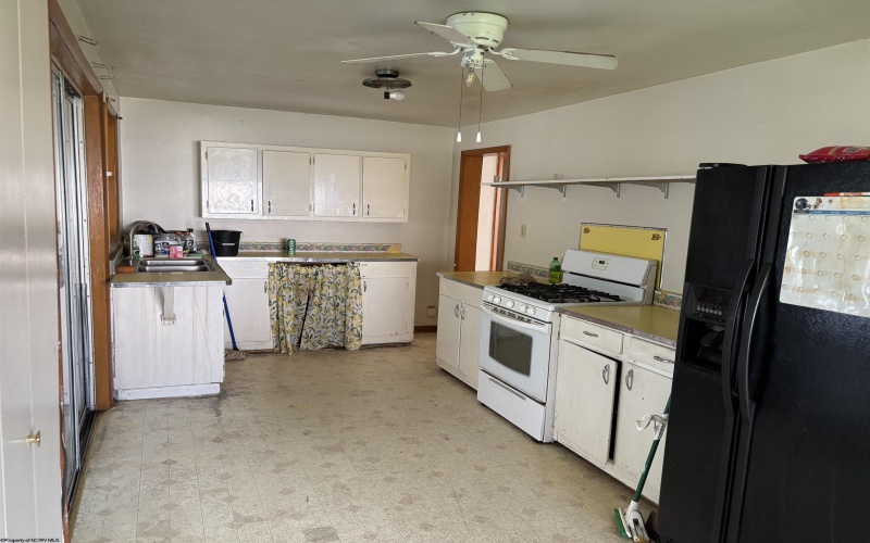 739 US Hwy 19 South, Weston, West Virginia 26452, 2 Bedrooms Bedrooms, 6 Rooms Rooms,1 BathroomBathrooms,Single Family Detached,For Sale,US Hwy 19,10165245