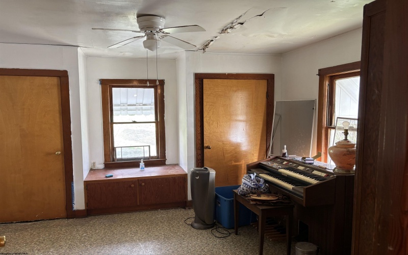 739 US Hwy 19 South, Weston, West Virginia 26452, 2 Bedrooms Bedrooms, 6 Rooms Rooms,1 BathroomBathrooms,Single Family Detached,For Sale,US Hwy 19,10165245