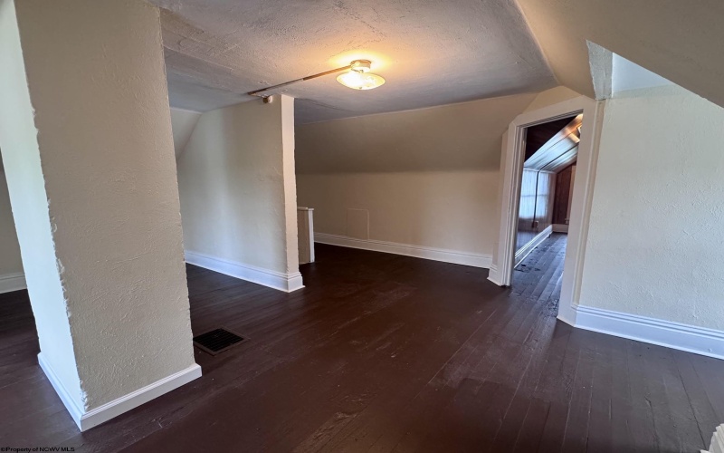 542 Market Street, Fairmont, West Virginia 26554, 3 Bedrooms Bedrooms, 6 Rooms Rooms,1 BathroomBathrooms,Single Family Detached,For Sale,Market,10165271