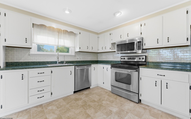 410 Sunset Beach Road, Morgantown, West Virginia 26508, 3 Bedrooms Bedrooms, 7 Rooms Rooms,2 BathroomsBathrooms,Single Family Detached,For Sale,Sunset Beach,10165325