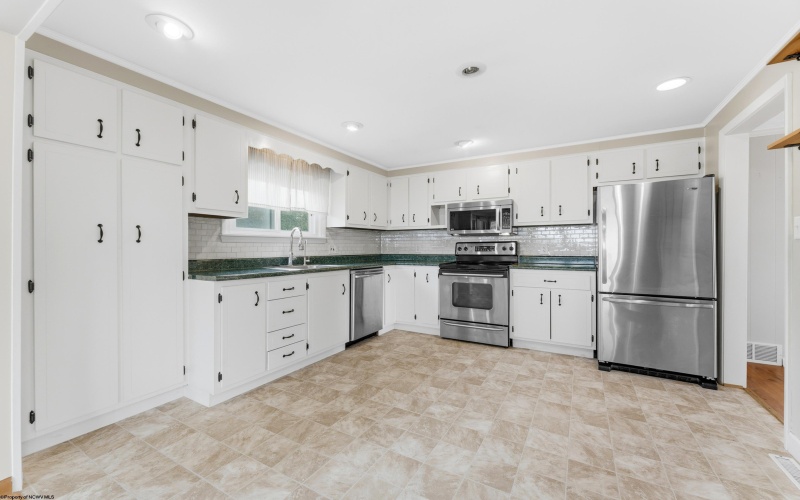 410 Sunset Beach Road, Morgantown, West Virginia 26508, 3 Bedrooms Bedrooms, 7 Rooms Rooms,2 BathroomsBathrooms,Single Family Detached,For Sale,Sunset Beach,10165325