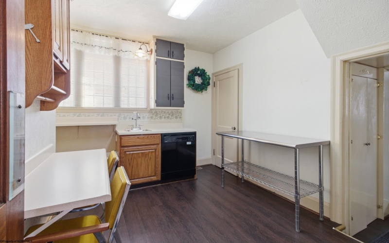 401 Washington Avenue, Clarksburg, West Virginia 26301, 4 Bedrooms Bedrooms, 11 Rooms Rooms,1 BathroomBathrooms,Single Family Detached,For Sale,Washington,10165358