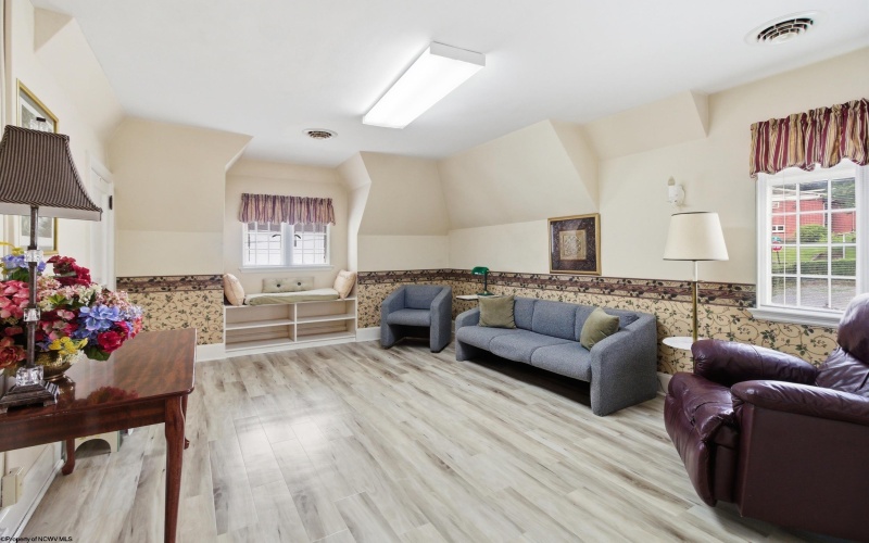 401 Washington Avenue, Clarksburg, West Virginia 26301, 4 Bedrooms Bedrooms, 11 Rooms Rooms,1 BathroomBathrooms,Single Family Detached,For Sale,Washington,10165358