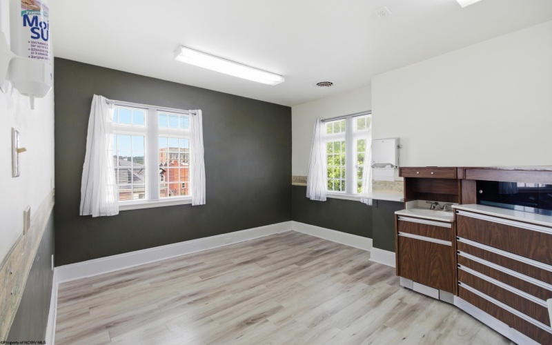 401 Washington Avenue, Clarksburg, West Virginia 26301, 4 Bedrooms Bedrooms, 11 Rooms Rooms,1 BathroomBathrooms,Single Family Detached,For Sale,Washington,10165358