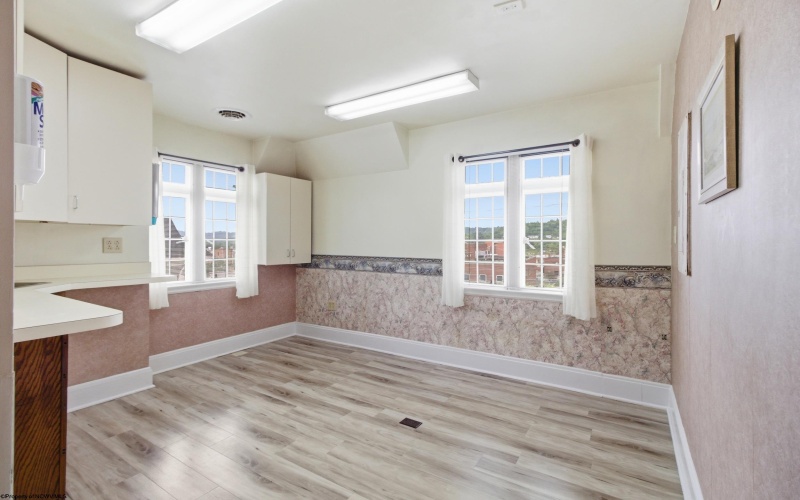 401 Washington Avenue, Clarksburg, West Virginia 26301, 4 Bedrooms Bedrooms, 11 Rooms Rooms,1 BathroomBathrooms,Single Family Detached,For Sale,Washington,10165358