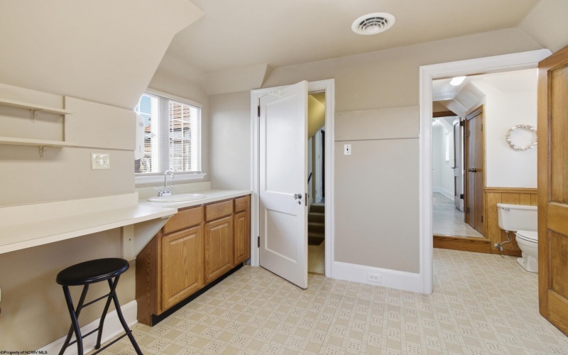 401 Washington Avenue, Clarksburg, West Virginia 26301, 4 Bedrooms Bedrooms, 11 Rooms Rooms,1 BathroomBathrooms,Single Family Detached,For Sale,Washington,10165358