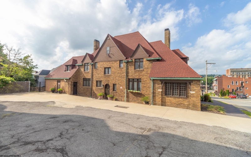 401 Washington Avenue, Clarksburg, West Virginia 26301, 4 Bedrooms Bedrooms, 11 Rooms Rooms,1 BathroomBathrooms,Single Family Detached,For Sale,Washington,10165358