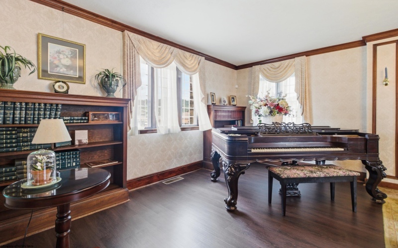 401 Washington Avenue, Clarksburg, West Virginia 26301, 4 Bedrooms Bedrooms, 11 Rooms Rooms,1 BathroomBathrooms,Single Family Detached,For Sale,Washington,10165358