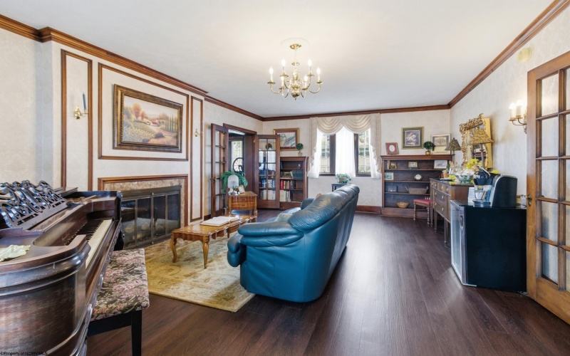 401 Washington Avenue, Clarksburg, West Virginia 26301, 4 Bedrooms Bedrooms, 11 Rooms Rooms,1 BathroomBathrooms,Single Family Detached,For Sale,Washington,10165358