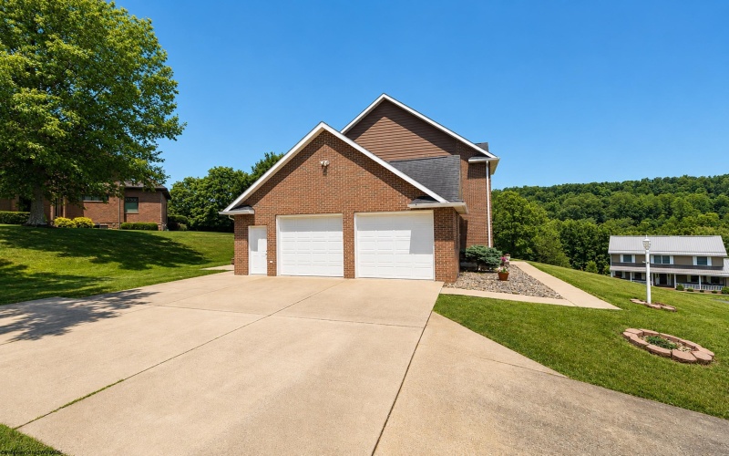 2019 Tanglewood Road, Bridgeport, West Virginia 26330, 4 Bedrooms Bedrooms, 9 Rooms Rooms,2 BathroomsBathrooms,Single Family Detached,For Sale,Tanglewood,10165378