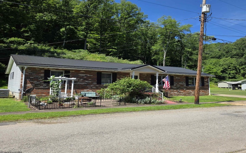 308 Cottage Avenue, Weston, West Virginia 26452, 3 Bedrooms Bedrooms, 7 Rooms Rooms,2 BathroomsBathrooms,Single Family Detached,For Sale,Cottage,10165455