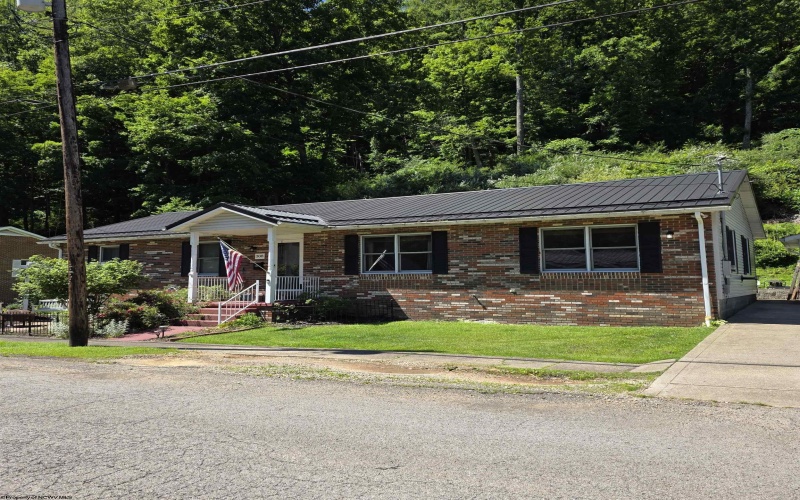 308 Cottage Avenue, Weston, West Virginia 26452, 3 Bedrooms Bedrooms, 7 Rooms Rooms,2 BathroomsBathrooms,Single Family Detached,For Sale,Cottage,10165455