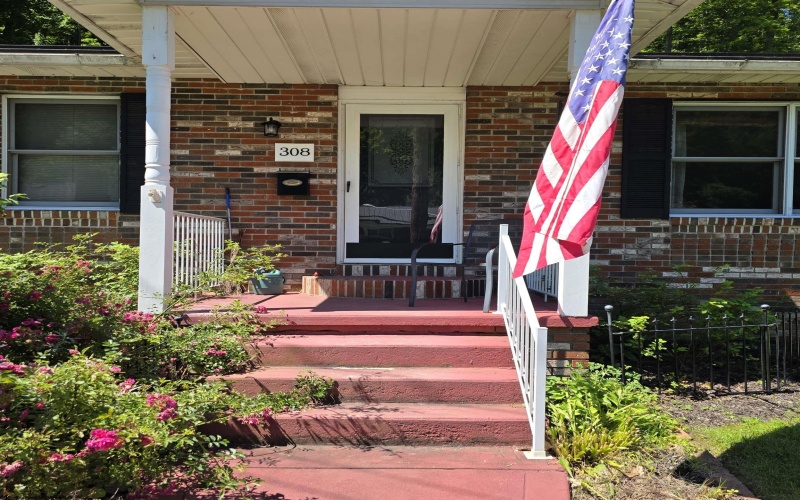 308 Cottage Avenue, Weston, West Virginia 26452, 3 Bedrooms Bedrooms, 7 Rooms Rooms,2 BathroomsBathrooms,Single Family Detached,For Sale,Cottage,10165455