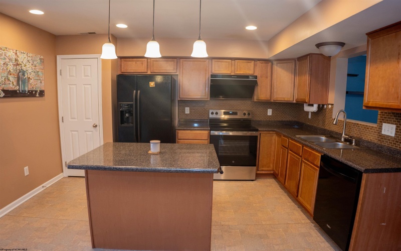 108 Park Place Drive, Morgantown, West Virginia 26508, 3 Bedrooms Bedrooms, 6 Rooms Rooms,2 BathroomsBathrooms,Single Family Attached,For Sale,Park Place,10165463
