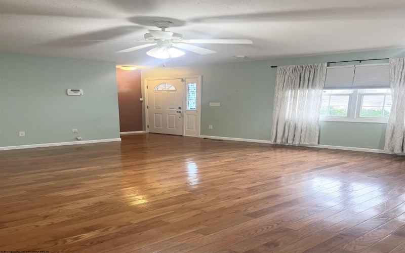 121 Donna Avenue, Morgantown, West Virginia 26505, 3 Bedrooms Bedrooms, 6 Rooms Rooms,3 BathroomsBathrooms,Residential Rentals,For Rent,Donna,10165464