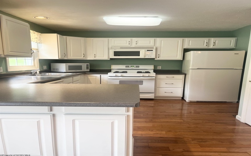 121 Donna Avenue, Morgantown, West Virginia 26505, 3 Bedrooms Bedrooms, 6 Rooms Rooms,3 BathroomsBathrooms,Residential Rentals,For Rent,Donna,10165464