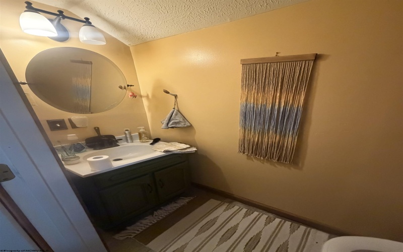 914 Henry Avenue, Elkins, West Virginia 26241, 3 Bedrooms Bedrooms, 6 Rooms Rooms,1 BathroomBathrooms,Single Family Detached,For Sale,Henry,10165467