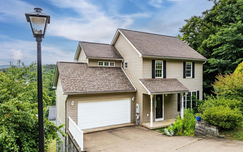 407 December Lane, Morgantown, West Virginia 26508, 4 Bedrooms Bedrooms, 8 Rooms Rooms,2 BathroomsBathrooms,Single Family Detached,For Sale,December,10165470