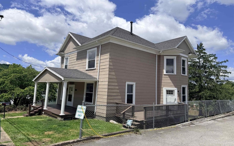 322 Harrison Street, Clarksburg, West Virginia 26301, 3 Bedrooms Bedrooms, 8 Rooms Rooms,1 BathroomBathrooms,Single Family Detached,For Sale,Harrison,10165495