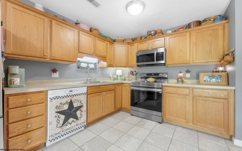 78 Barrington Court, Bridgeport, West Virginia 26330, 3 Bedrooms Bedrooms, 5 Rooms Rooms,2 BathroomsBathrooms,Single Family Attached,For Sale,Barrington,10165531