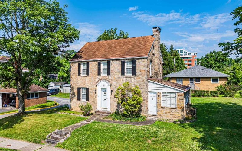 260 High Street, Morgantown, West Virginia 26505, 3 Bedrooms Bedrooms, 8 Rooms Rooms,1 BathroomBathrooms,Single Family Detached,For Sale,High,10165547