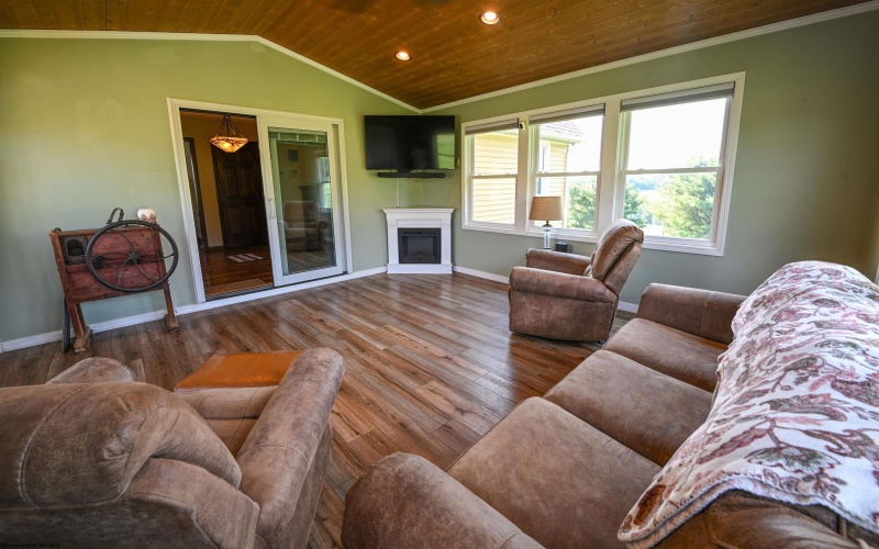 212 Green Valley Drive, Reedsville, West Virginia 26547, 4 Bedrooms Bedrooms, 8 Rooms Rooms,3 BathroomsBathrooms,Single Family Detached,For Sale,Green Valley,10165565