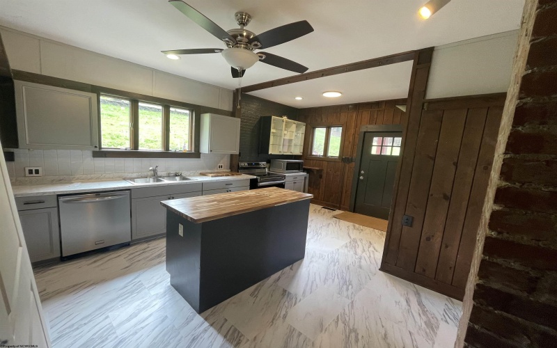 1440 Stewartstown Road, Morgantown, West Virginia 26505, 5 Bedrooms Bedrooms, 8 Rooms Rooms,5 BathroomsBathrooms,Residential Rentals,For Rent,Stewartstown,10165582