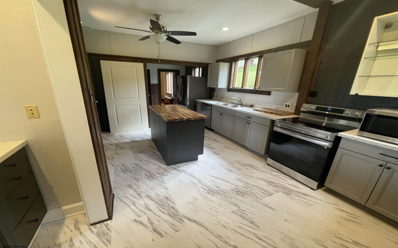 1440 Stewartstown Road, Morgantown, West Virginia 26505, 5 Bedrooms Bedrooms, 8 Rooms Rooms,5 BathroomsBathrooms,Residential Rentals,For Rent,Stewartstown,10165582