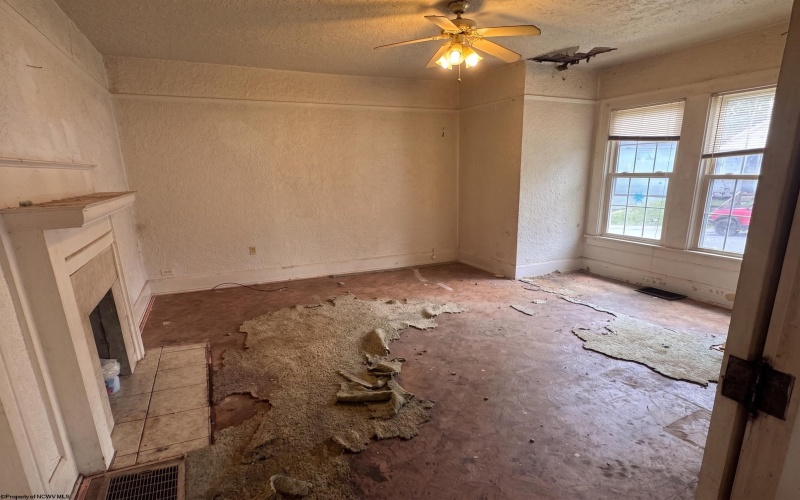 823 4th Street, Fairmont, West Virginia 26554, 4 Bedrooms Bedrooms, 9 Rooms Rooms,1 BathroomBathrooms,Single Family Detached,For Sale,4th,0,10165631