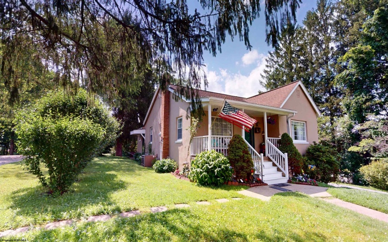 104 Sunshine Way, Fairmont, West Virginia 26554, 4 Bedrooms Bedrooms, 10 Rooms Rooms,3 BathroomsBathrooms,Single Family Detached,For Sale,Sunshine,0,10165632