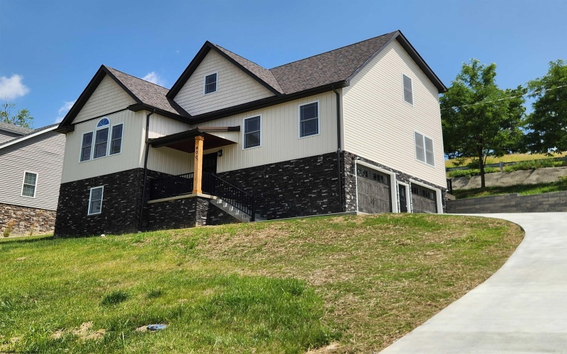 400 Sycamore Drive, Bridgeport, West Virginia 26330, 4 Bedrooms Bedrooms, 9 Rooms Rooms,3 BathroomsBathrooms,Single Family Detached,For Sale,Sycamore,0,10165641
