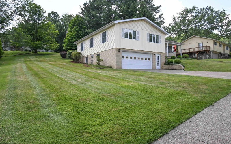 156 Scenery Drive, Morgantown, West Virginia 26505-2533, 4 Bedrooms Bedrooms, 7 Rooms Rooms,2 BathroomsBathrooms,Single Family Detached,For Sale,Scenery,0,10165662