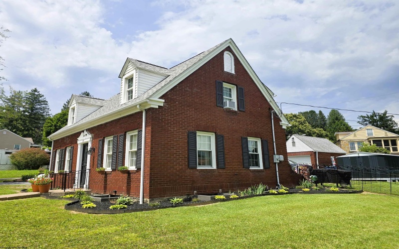 114 Pike Street, Grafton, West Virginia 26354, 2 Bedrooms Bedrooms, 5 Rooms Rooms,1 BathroomBathrooms,Single Family Detached,For Sale,Pike,0,10165677