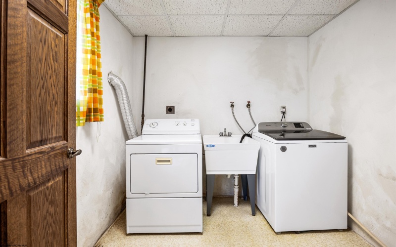 3300 Fox Run Court, Morgantown, West Virginia 26508, 4 Bedrooms Bedrooms, 10 Rooms Rooms,2 BathroomsBathrooms,Single Family Detached,For Sale,Fox Run,0,10165679
