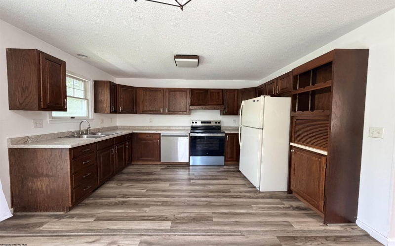 512 Worthington Drive, Bridgeport, West Virginia 26330, 2 Bedrooms Bedrooms, 4 Rooms Rooms,1 BathroomBathrooms,Single Family Attached,For Sale,Worthington,0,10165706