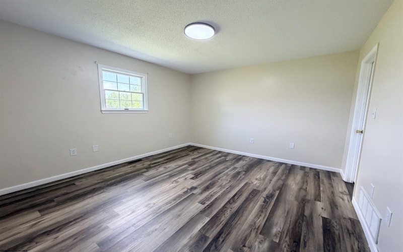 512 Worthington Drive, Bridgeport, West Virginia 26330, 2 Bedrooms Bedrooms, 4 Rooms Rooms,1 BathroomBathrooms,Single Family Attached,For Sale,Worthington,0,10165706