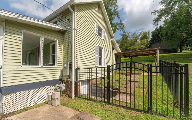 16 Davis Heights Road, Maidsville, West Virginia 26541, 2 Bedrooms Bedrooms, 5 Rooms Rooms,1 BathroomBathrooms,Single Family Detached,For Sale,Davis Heights,0,10165686