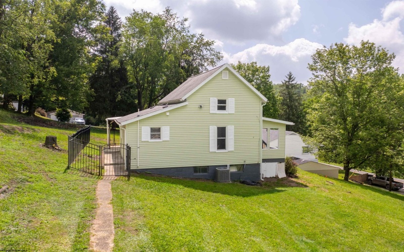 16 Davis Heights Road, Maidsville, West Virginia 26541, 2 Bedrooms Bedrooms, 5 Rooms Rooms,1 BathroomBathrooms,Single Family Detached,For Sale,Davis Heights,0,10165686