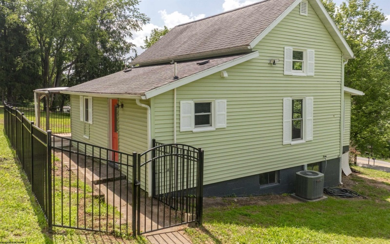 16 Davis Heights Road, Maidsville, West Virginia 26541, 2 Bedrooms Bedrooms, 5 Rooms Rooms,1 BathroomBathrooms,Single Family Detached,For Sale,Davis Heights,0,10165686