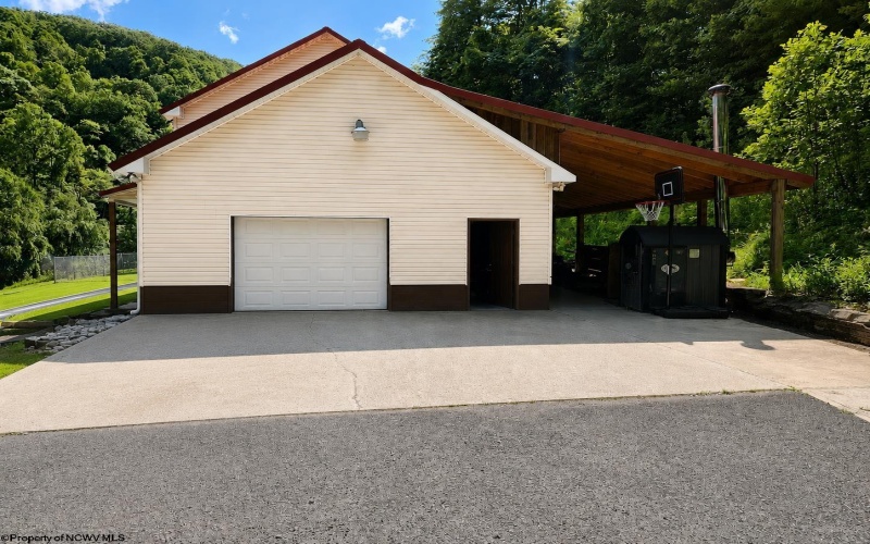 23 Whispering Willow Drive, Montrose, West Virginia 26283, 5 Bedrooms Bedrooms, 11 Rooms Rooms,3 BathroomsBathrooms,Single Family Detached,For Sale,Whispering Willow,0,10165731