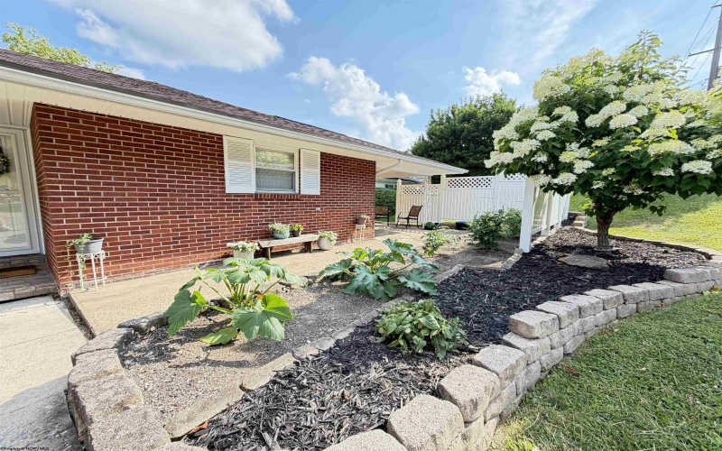 205 Paula Boulevard, Clarksburg, West Virginia 26301, 3 Bedrooms Bedrooms, 6 Rooms Rooms,2 BathroomsBathrooms,Single Family Detached,For Sale,Paula,0,10165743