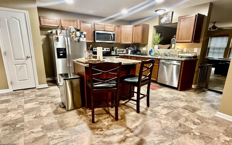 102 Kingsbury Court, Fairmont, West Virginia 26554, 3 Bedrooms Bedrooms, 6 Rooms Rooms,2 BathroomsBathrooms,Single Family Attached,For Sale,Kingsbury,0,10165809