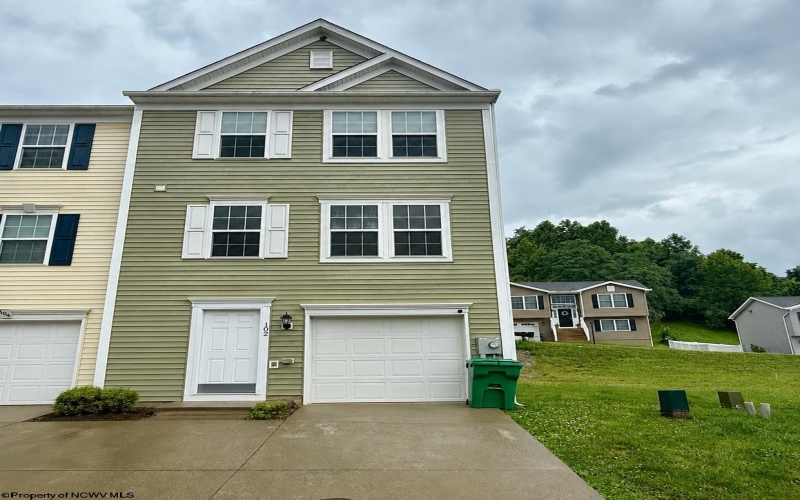 102 Kingsbury Court, Fairmont, West Virginia 26554, 3 Bedrooms Bedrooms, 6 Rooms Rooms,2 BathroomsBathrooms,Single Family Attached,For Sale,Kingsbury,0,10165809