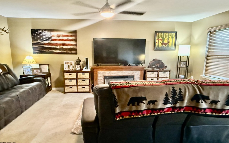 102 Kingsbury Court, Fairmont, West Virginia 26554, 3 Bedrooms Bedrooms, 6 Rooms Rooms,2 BathroomsBathrooms,Single Family Attached,For Sale,Kingsbury,0,10165809