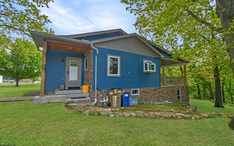 1114 Harvatis Street, Morgantown, West Virginia 26508, 4 Bedrooms Bedrooms, 9 Rooms Rooms,2 BathroomsBathrooms,Residential Rentals,For Rent,Harvatis,0,10165822