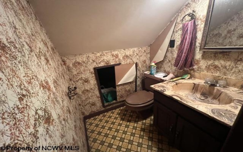 564 Maple Lake Road, Bridgeport, West Virginia 26330, 3 Bedrooms Bedrooms, 5 Rooms Rooms,1 BathroomBathrooms,Single Family Detached,For Sale,Maple Lake,0,10165877