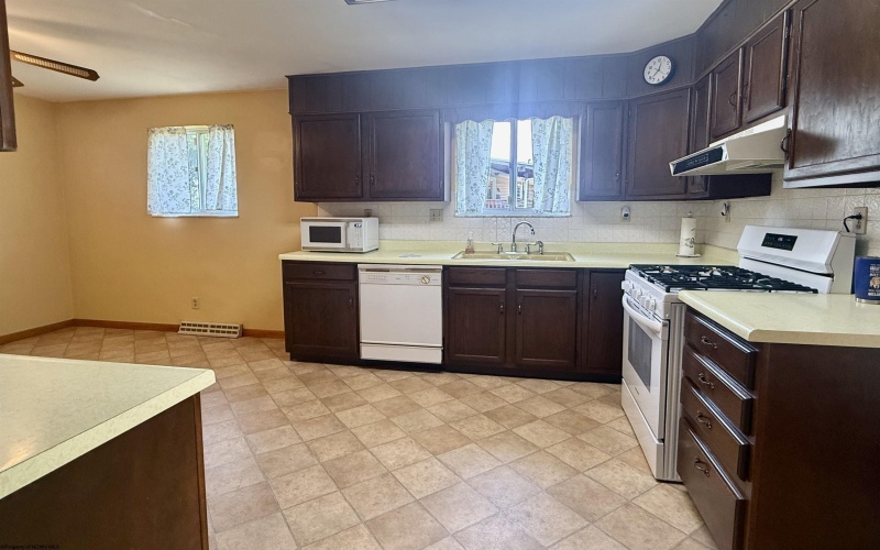 1814 Lafayette Circle, Fairmont, West Virginia 26554, 3 Bedrooms Bedrooms, 5 Rooms Rooms,1 BathroomBathrooms,Single Family Detached,For Sale,Lafayette,0,10165902