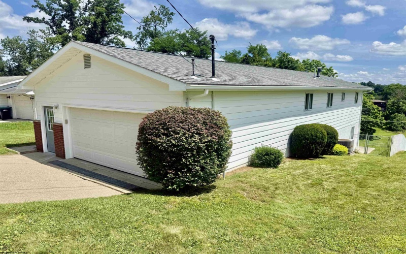 1814 Lafayette Circle, Fairmont, West Virginia 26554, 3 Bedrooms Bedrooms, 5 Rooms Rooms,1 BathroomBathrooms,Single Family Detached,For Sale,Lafayette,0,10165902