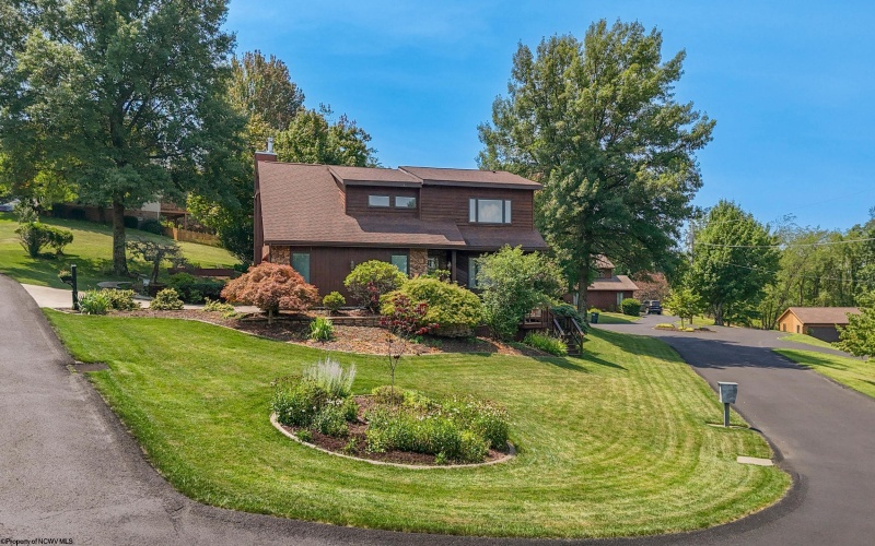 1121 Queens Court, Morgantown, West Virginia 26508, 3 Bedrooms Bedrooms, 10 Rooms Rooms,3 BathroomsBathrooms,Single Family Detached,For Sale,Queens,0,10165925